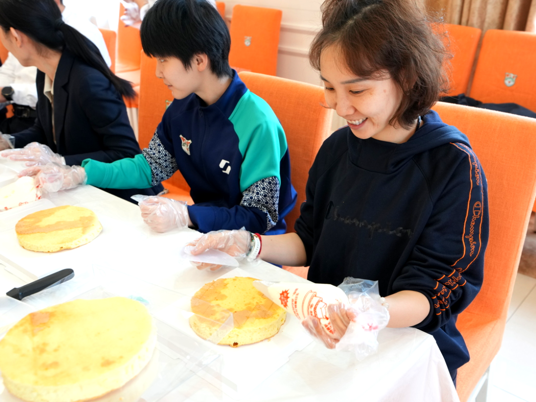 “熠熠芳华 幸福加‘焙’”山东鲁能乒乓球俱乐部开展庆“三八”妇女节蛋糕烘焙DIY活动